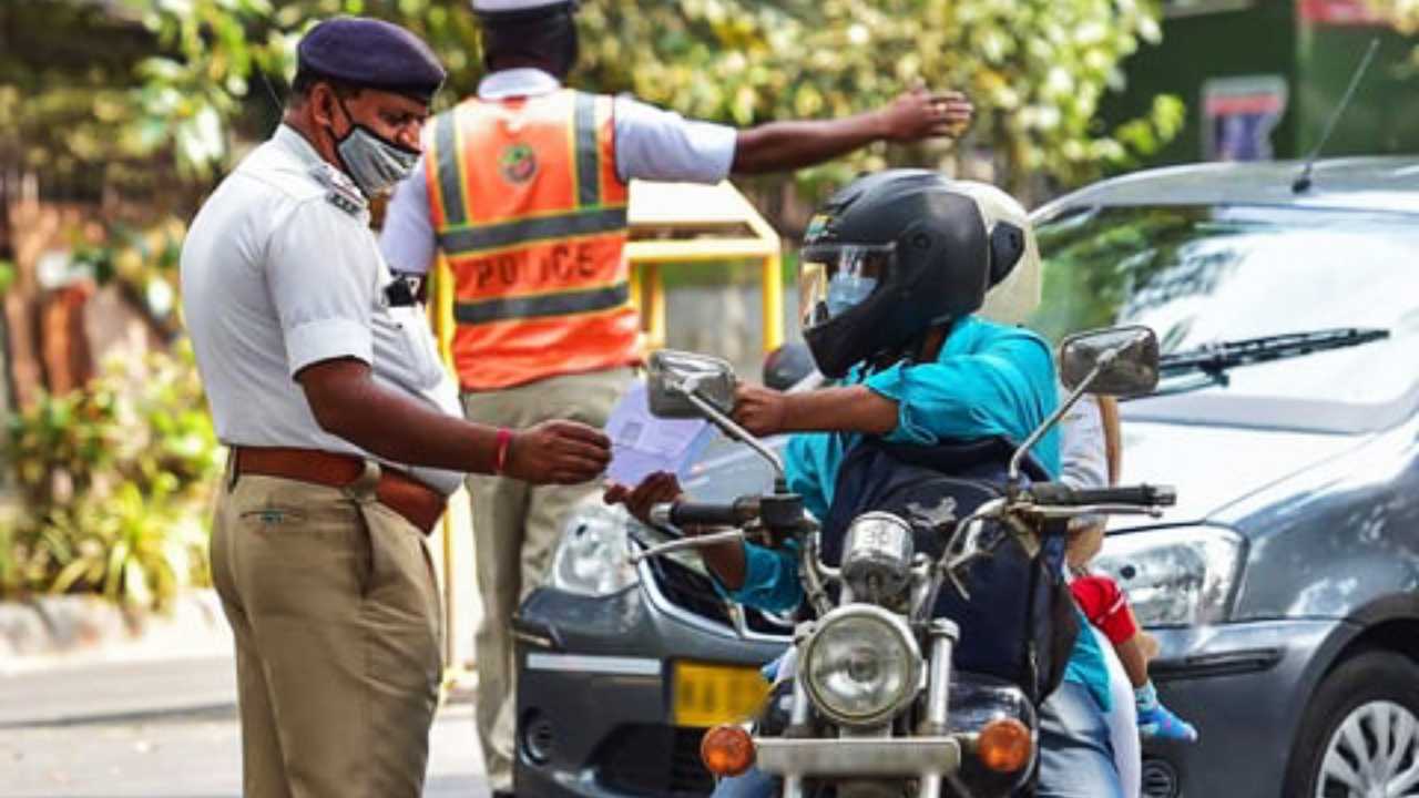 traffic police checking (1)