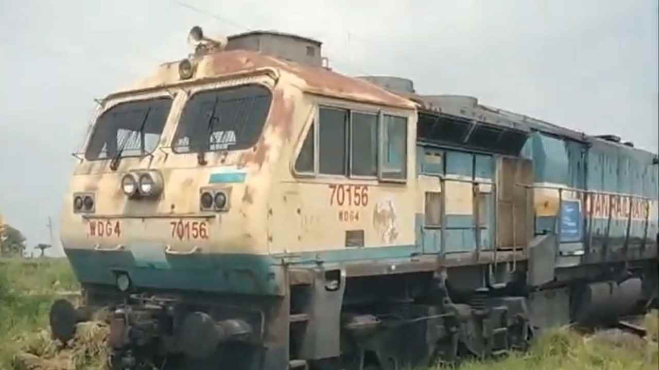 locomotive derailed in gaya