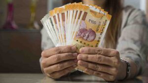 indian women money .jpg
